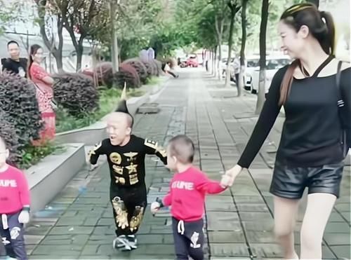 路人|“袖珍丈夫”走红,一家人出行路人纷纷目视,路人问都是你生的?