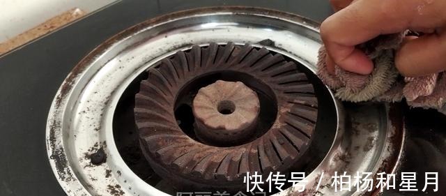 开支|今天才知道,把白醋倒在燃气灶上,一年省出好几百开支,方便实用!