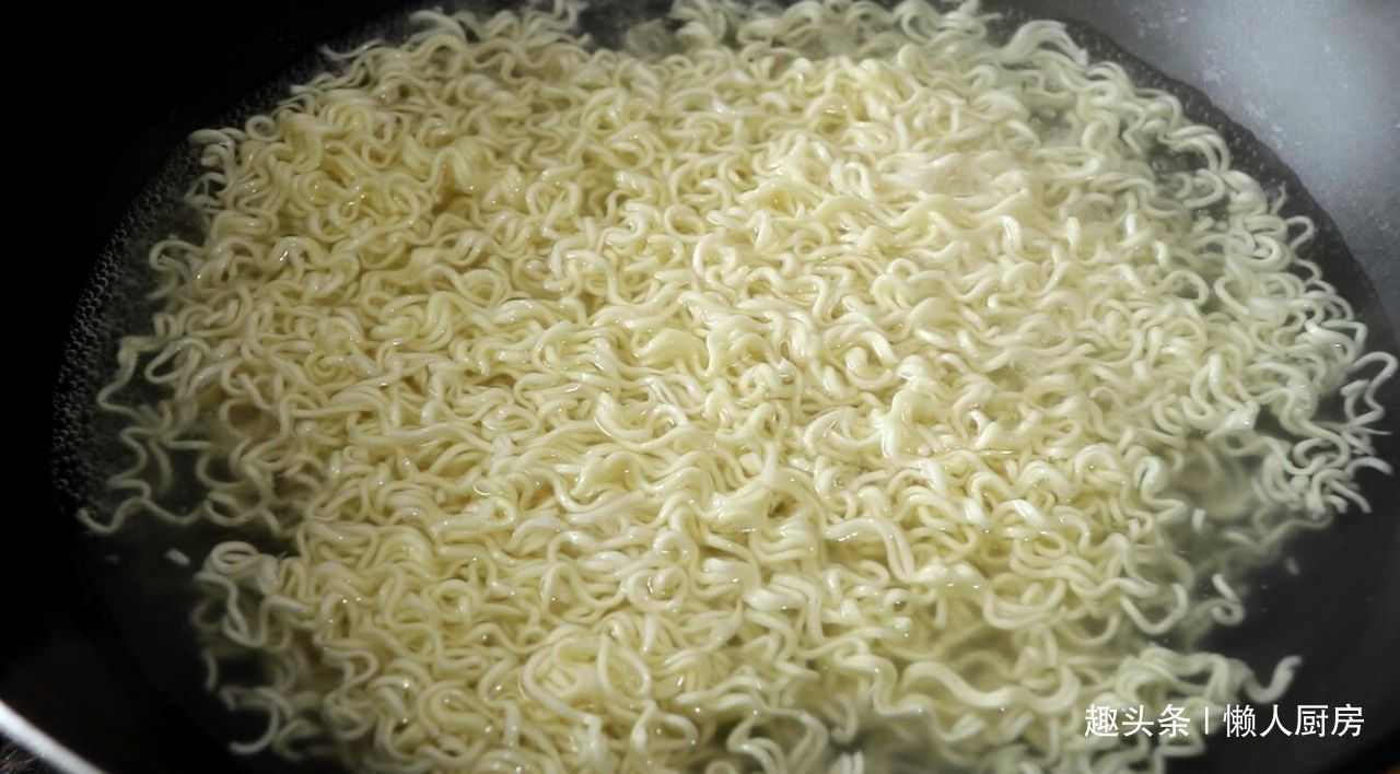 方便面别只会泡着吃,配上烧椒凉拌着吃,劲道爽滑,酸辣开胃
