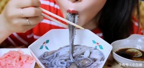 章鱼|韩国小姐姐在家直播吃“面条”,当我看到动来动去,差点被吓一跳