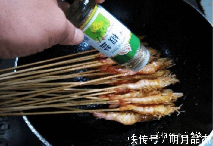 干掉|虾别再煮着吃了，我换种做法外酥里嫩，老公一口气干掉一盘，佩服