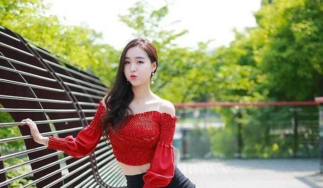 时尚|时尚美观又修身的牛仔裤, 将美女的蜂腰细腿体现得淋漓尽致!