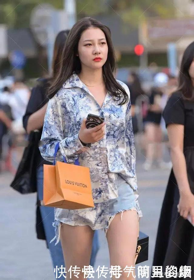 小姐姐青春感十足,蓝色印花衬衫配浅蓝裤子,个性时尚