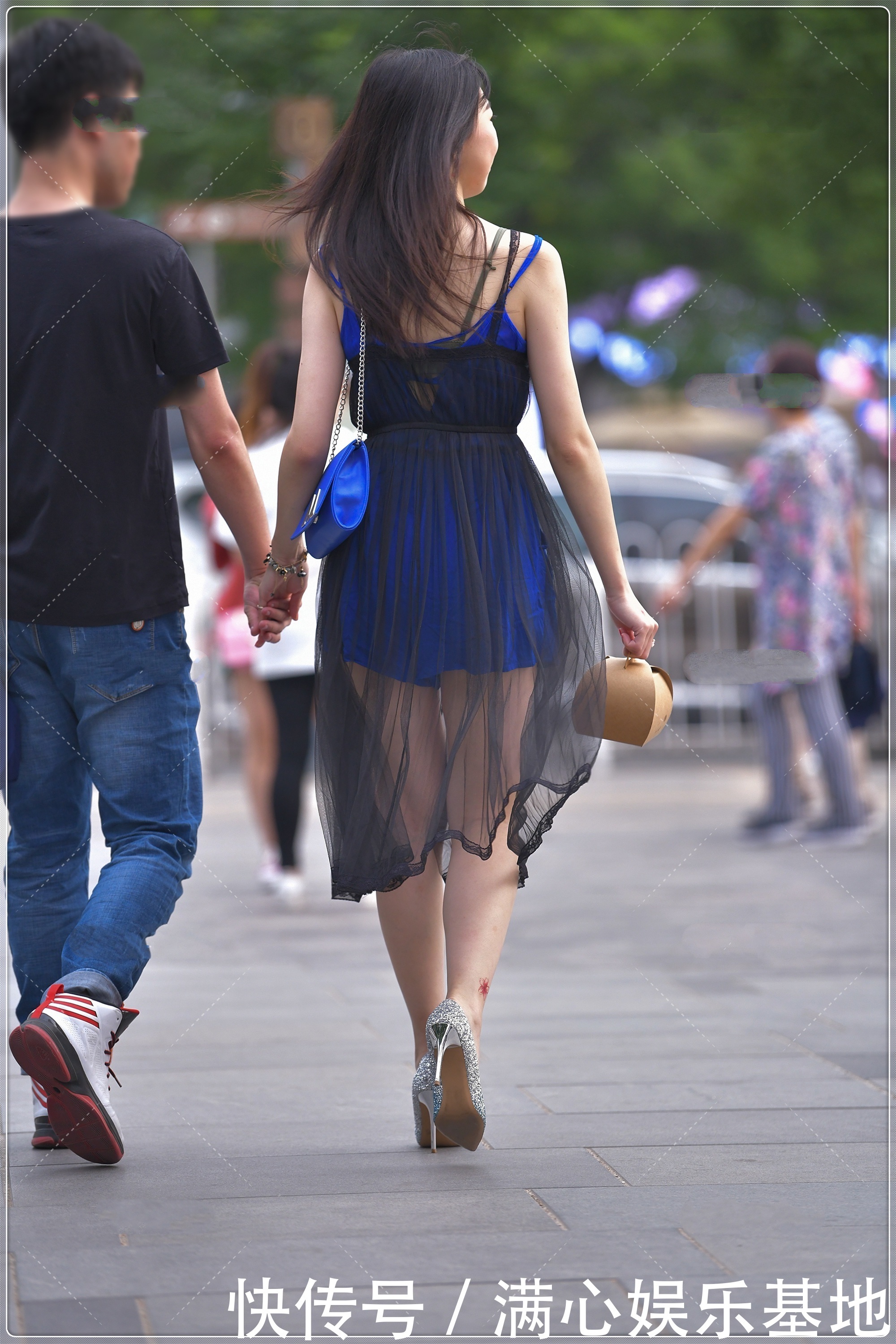 宝石蓝连衣裙外搭黑色网纱,配色新颖,魅力十足