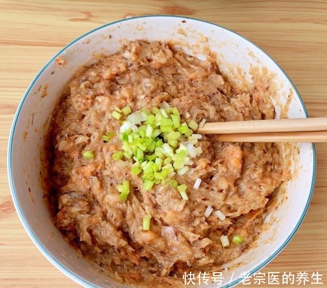 香菇鸡肉馄饨,薄皮大馅,汤鲜肉嫩!