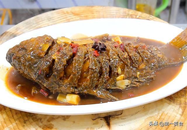 鲜嫩|家常红烧鱼很多人都不会做，厨师长教你小技巧，鲜嫩多汁，外皮酥