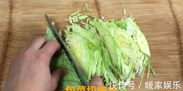 美味|包菜不要炒着吃了，加3个鸡蛋这样做，全家人都爱吃，营养美味！