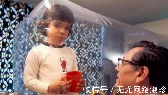 隔离罩|“泡泡男孩”:12岁才走出隔离罩,在死亡前才首次触摸到妈妈