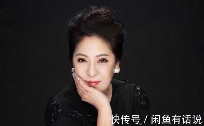 泡面卷|向太越来越时髦,穿那么花的裙子还烫“泡面卷”,不土反而挺洋气