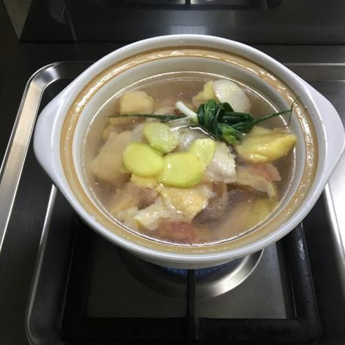 香菇黄花菜鸡汤，营养滋补，鲜美不腻