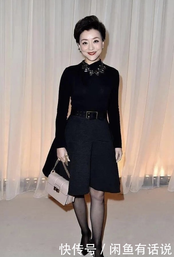 洋气|53岁杨澜越老越时髦,娃娃衫配纱裙不算啥,头上染一撮蓝毛才洋气