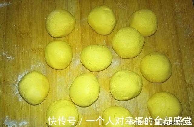 面团|南瓜饼这么做，吃了一个还想吃一个，又香又糯