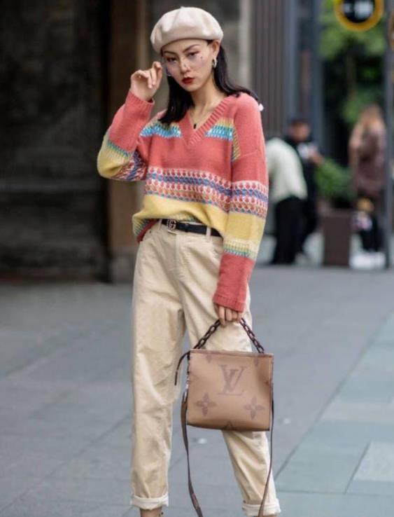 气质高雅|街拍:气质高雅的美女,身穿纱裙外搭白色外套,时尚唯美气质