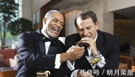 抽烟喝酒|糖尿病人群要小心,几种食物再馋也忍住,不要不当回事!