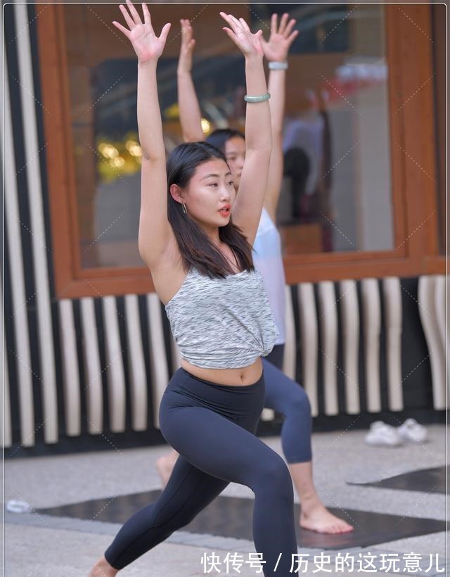 搭配 打底裤的打扮青春灵动秀出独特的自我,尽显时尚知性美的感觉!
