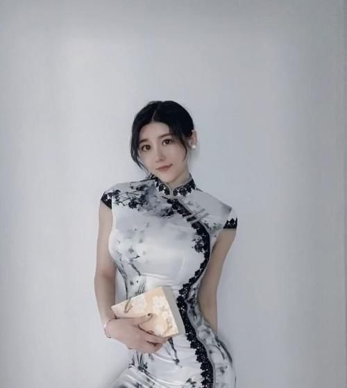 东方美 山水旗袍极具东方美,小姐姐穿上使东方女性的优雅韵味尽溢