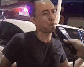 |搞笑GIF:姐,孩子长这么大了你是第一次抱吧,看着太心疼了