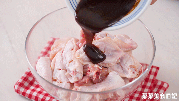 却不是当地小吃的，得知要10万加盟费后，先吃干锅鸡肉