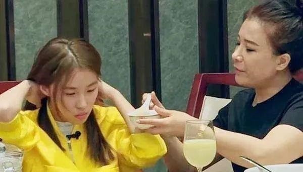 父母|16岁吃饭还要人喂,日花销过万的“巨婴”思琦,现状值得家长反思