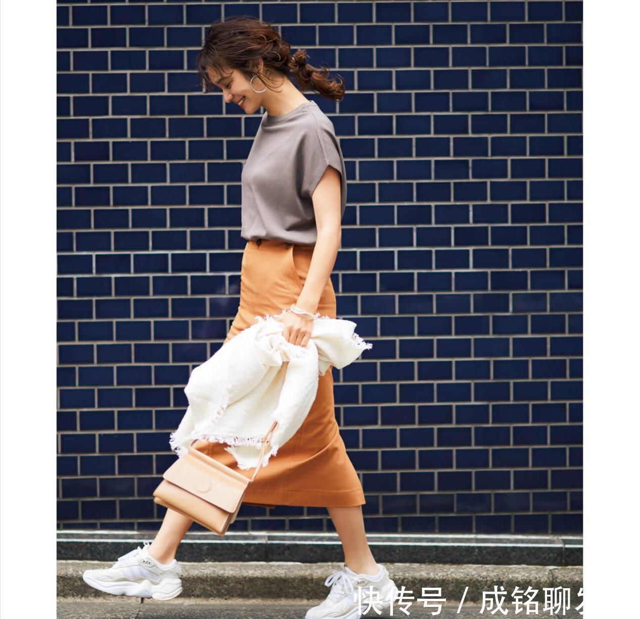 运动鞋|简单就是高级,成熟女人都爱的“半身裙+运动鞋”,舒适又显年轻