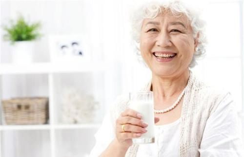 骨关节炎|老年人缺钙后该怎么办?教你3个小妙招,或补钙强肾预防骨关节炎