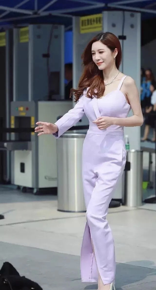 荷叶罗裙一色裁,芙蓉向脸两边开,双拼款吊带连体裤的时髦穿搭