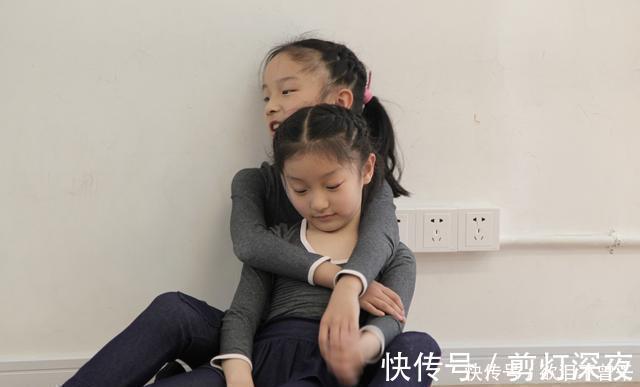 医生|孕妈生下双胞胎后,突然大喊“等一下”,医生检查后发现意外之喜