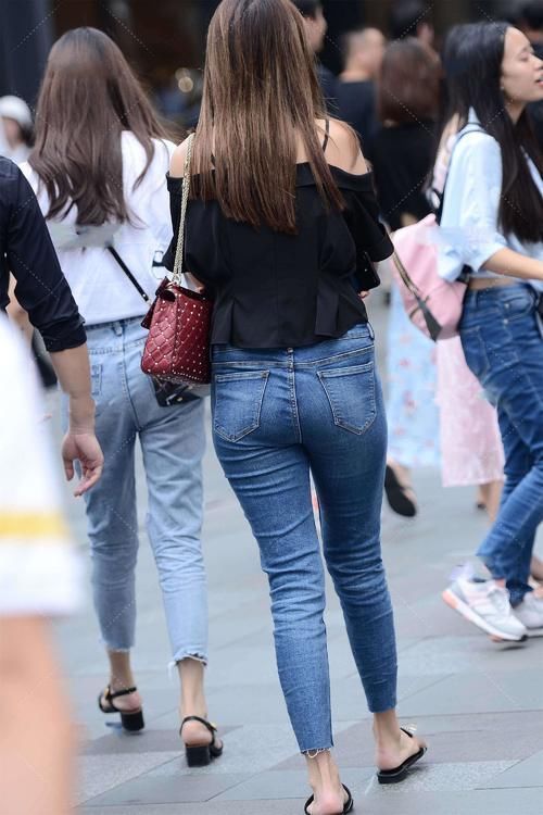 减龄 一字肩与牛仔裤的百搭高级感,减龄俏皮又活泼