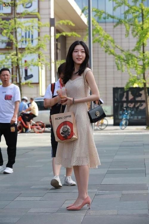 吊带紧身连衣裙,展示性感好身材,时尚潮流有魅力