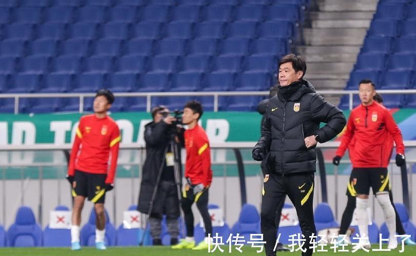 伊东纯|完败日本后,李霄鹏发声担责,媒体人态度不一,官媒提出殷切期望