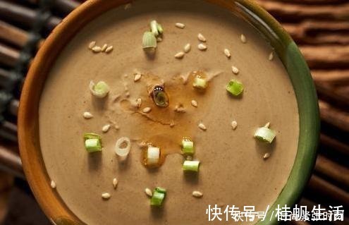 芝麻酱调稀,用水还是用油大厨这么做,丝滑细腻味道香