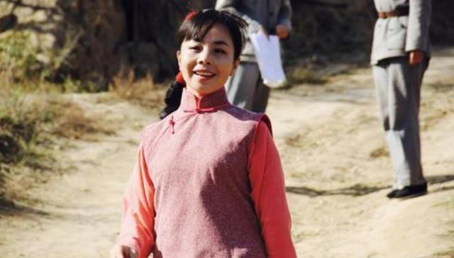 从农村的孩子变成国家一级演员,因为房子,又回到农村放牛放羊