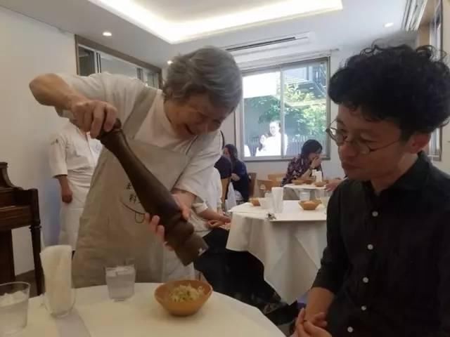  天天|这家餐厅服务员是6个老奶奶，天天上错菜，却让人来了都不想走…