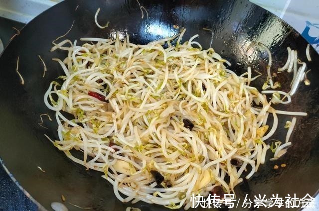 炒豆芽不焯水,也不直接下锅炒,大厨这样做,脆爽入味不出水