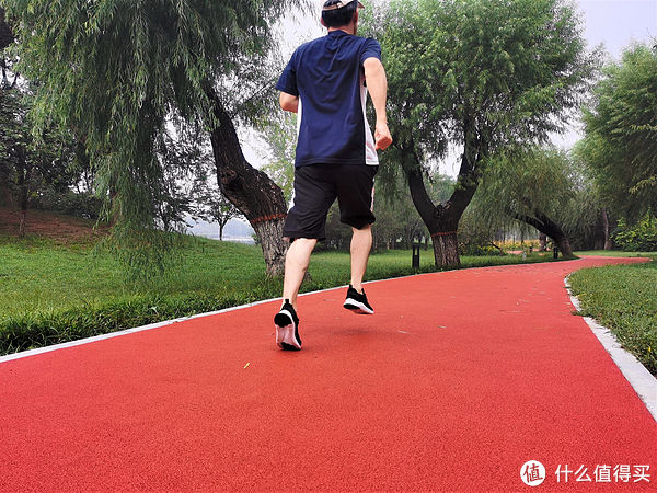 休闲|想摆脱亚健康困扰，穿咕咚5K鞋跑起来