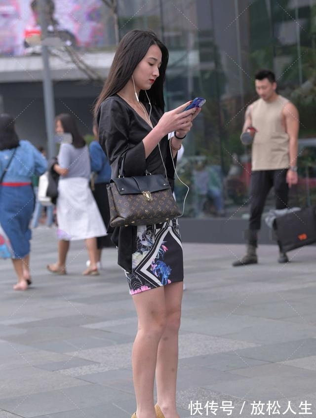 裙子|荷叶边设计的衬衫,适合搭配半身裙,这样穿很温柔