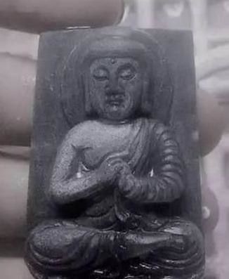  蓝水翡翠|小万淘来的原石，一刀下去惨不忍睹，货主却哭笑不得