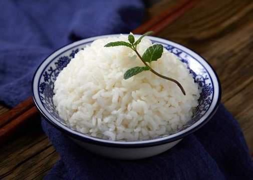香喷喷|蒸米饭只会加水?难怪不好吃,分享3个技巧,粒粒分明香喷喷的