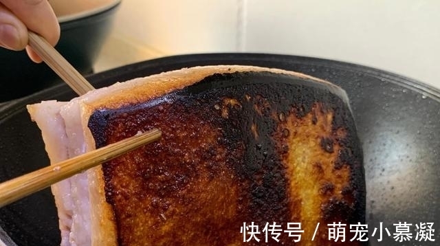 原来炸扣肉起泡有诀窍，只要记住这5点，颜色金黄，起泡出虎皮