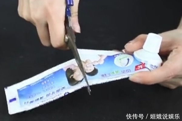 个人|用完的牙膏皮别扔了，中间剪1刀烧一烧，10个人9个人都需要！