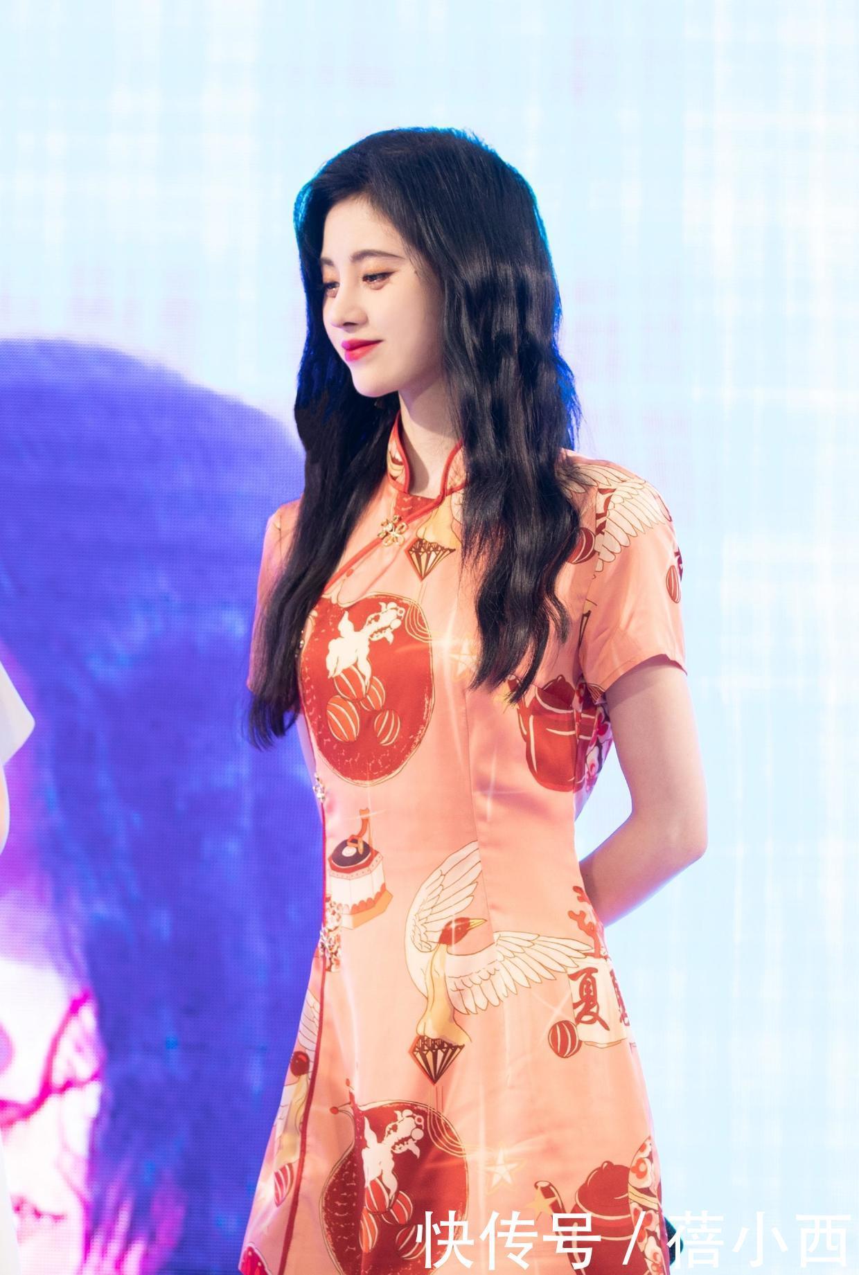 气场|林丹能娶到谢杏芳真有福气!穿红色连衣裙大方优雅,气场不输超模