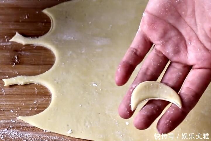 年夜饭上必备的小零食，家庭版的糖角蜜，做法简单，酥甜可口