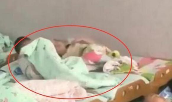 青春期|幼儿园老师将孩子午休照发至群众,家长大怒今天必须给个说法!