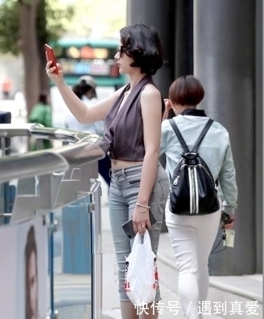 路人街拍,短发气质小姐姐,浅灰衣配搭牛仔裤让身形完美靓丽