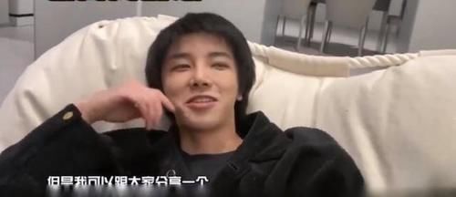 走進(jìn)華晨宇現(xiàn)實(shí)中的家，空空蕩蕩的客廳，就放個(gè)柜子和電視而已