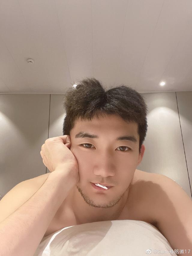 杜锋|中国男篮隔离欢乐多!郭艾伦憋疯了,孙铭徽秀自拍,胡金秋是榜样