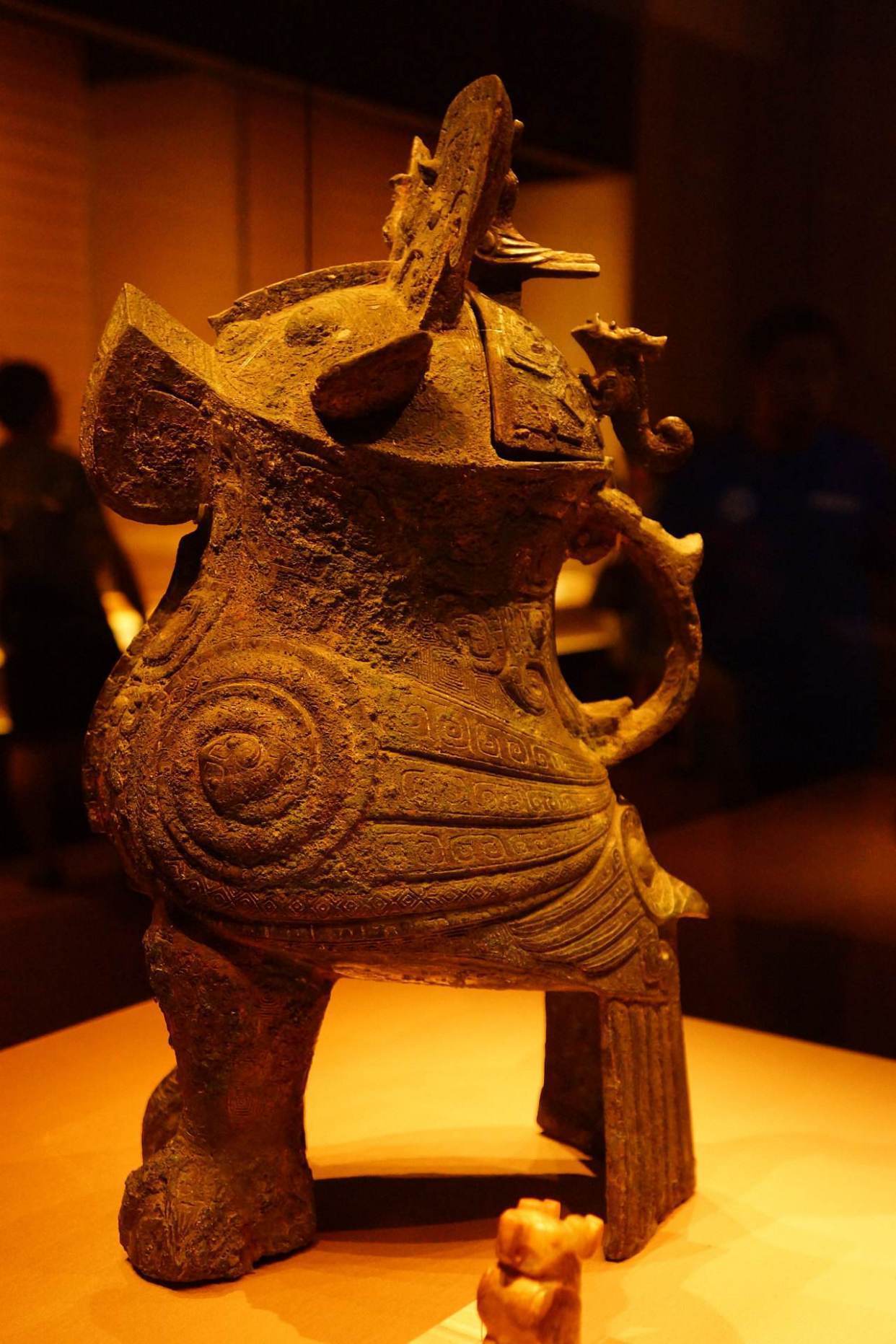 盖器&妇好墓发现“谜”样龙纽石器盖,为何有的专家说,它有可能是印模