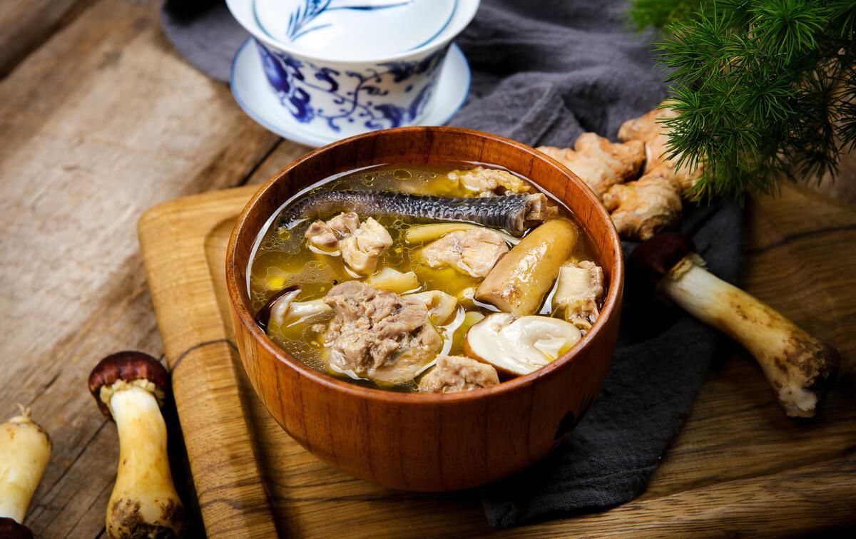 菌菇鸡汤，营养丰富超美味，清淡好吸收的家常美食，炖一锅全家补