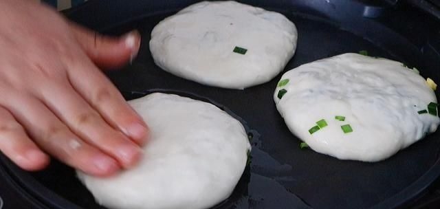 爱吃韭菜盒子,这个方法就够了,不和面不擀皮,薄皮大馅太香了