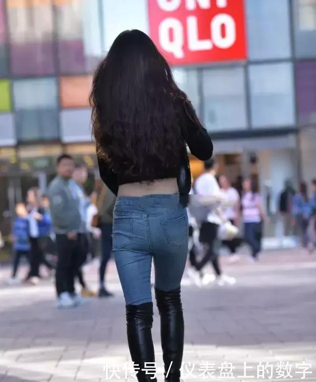 满满|黑色露腰针织衫,个性迷人,自信感满满